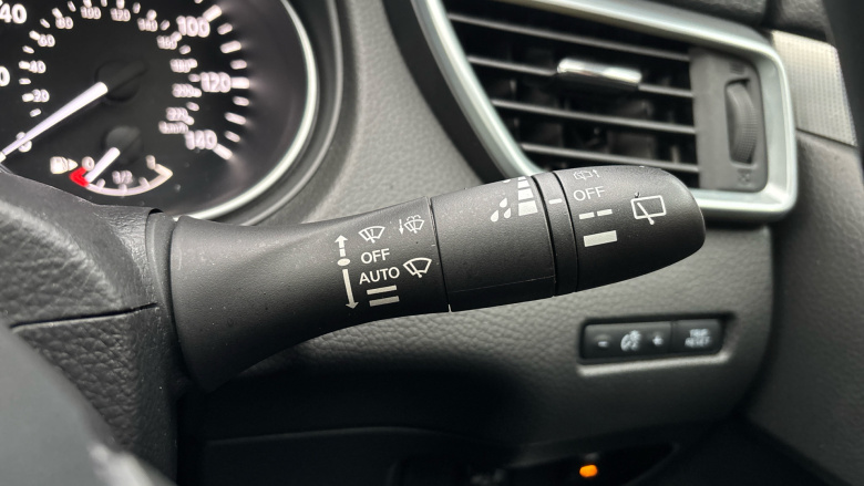 Nissan Qashqai 1.2 DiG-T N-Connecta 5dr Petrol Hatchback